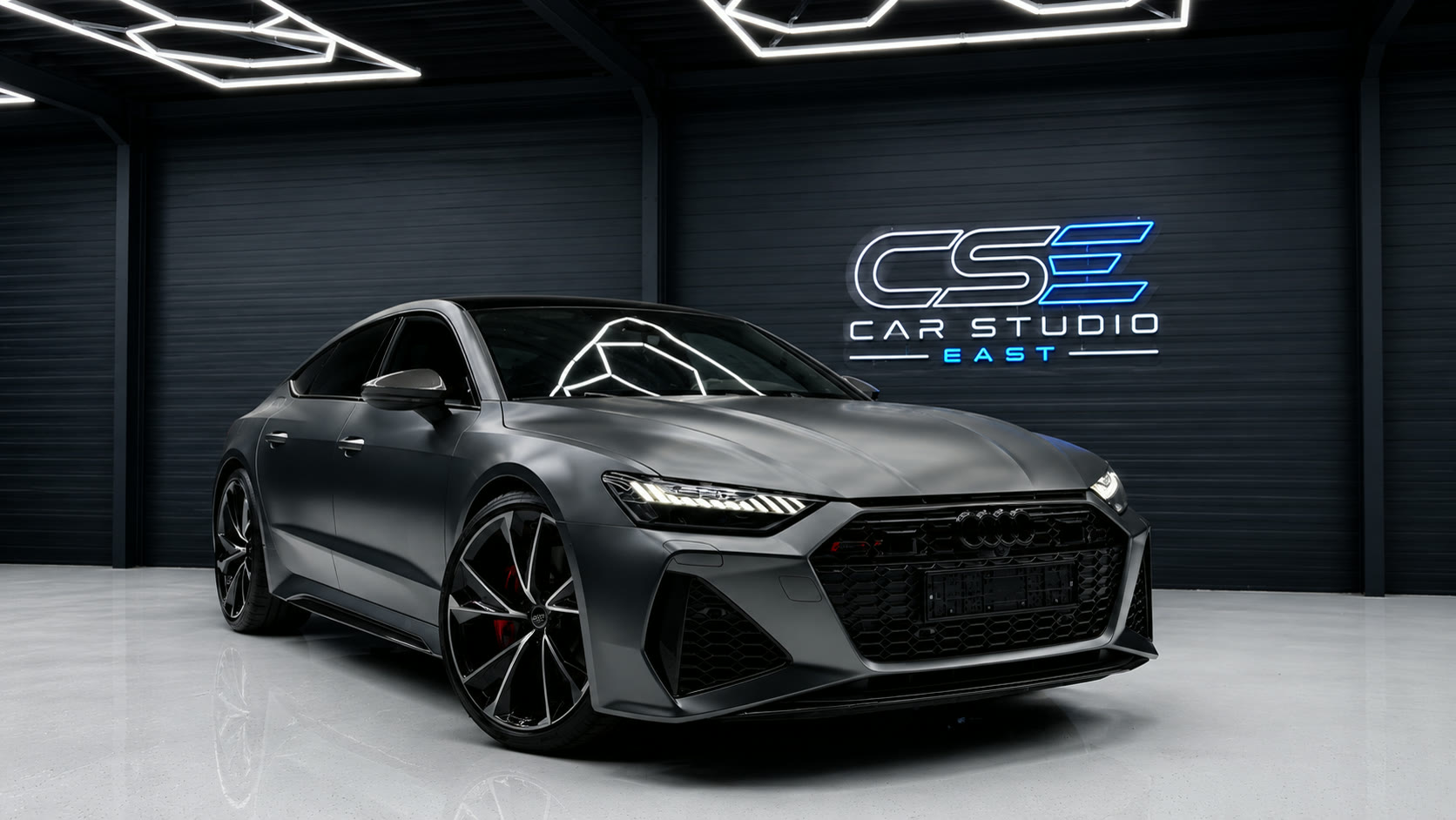 Matgrijze Audi in de studio van Car Studio East