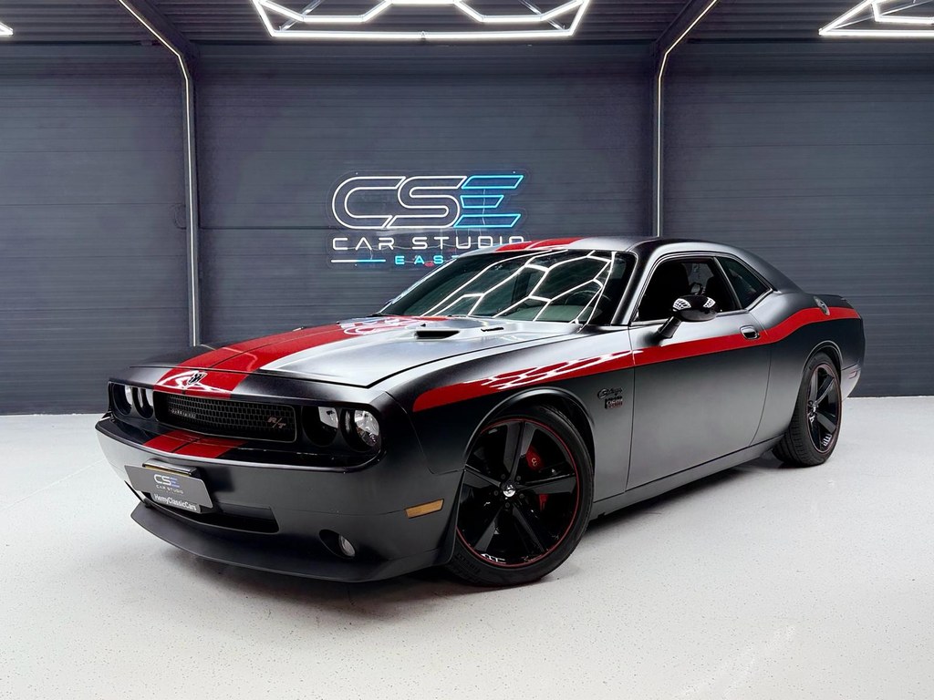 Donkere Dodge Challenger met rode striping in de studio van Car Studio East