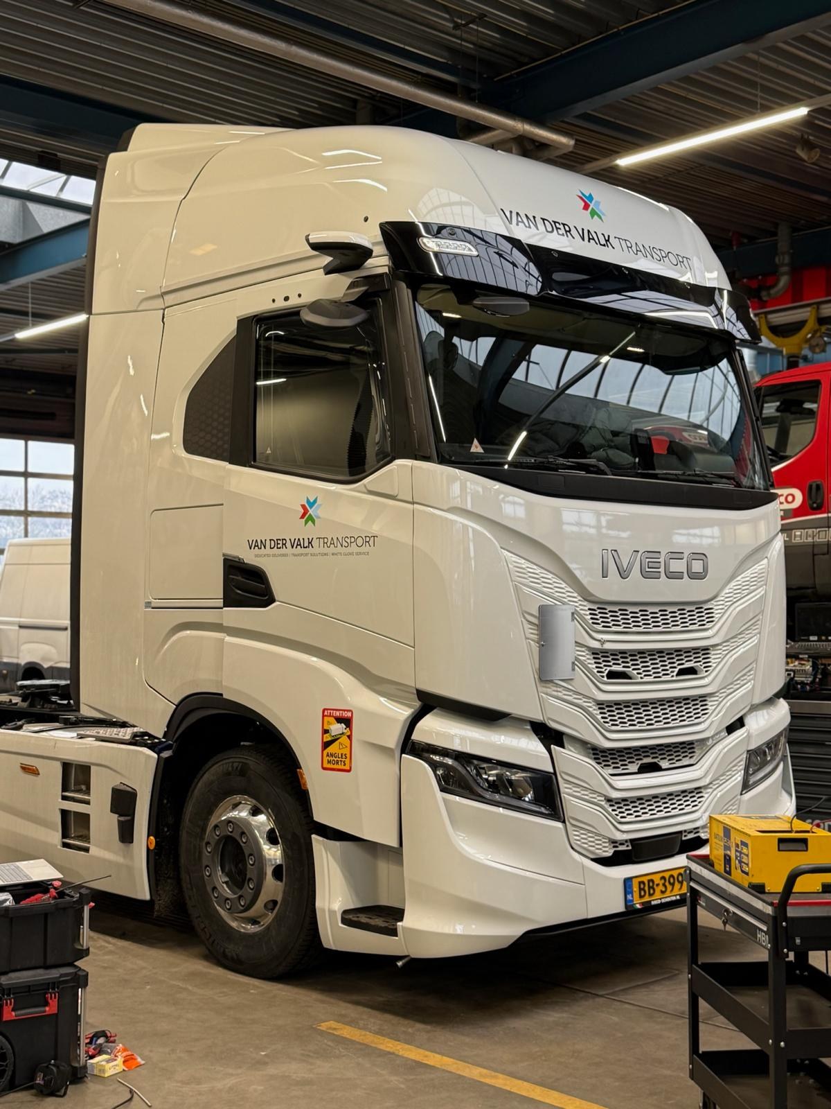 Witte Iveco-trekker in een werkplaats tijdens werkzaamheden