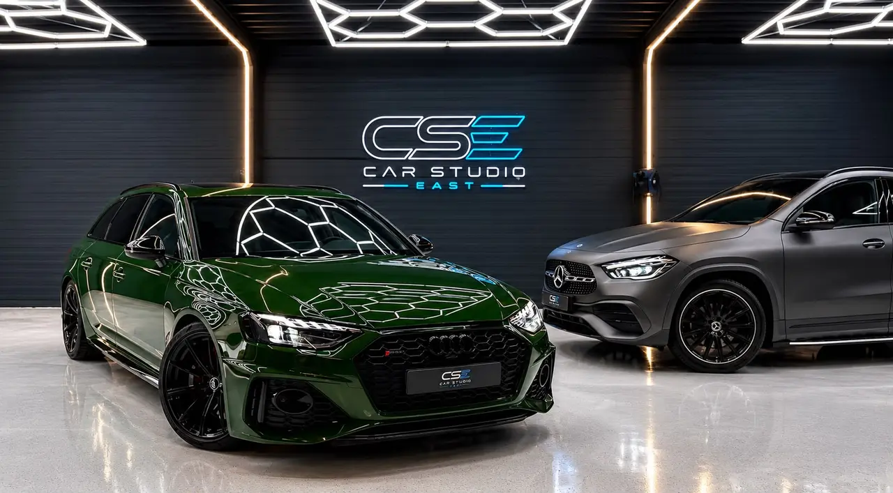 Groene BMW en grijze Mercedes in de studio van Car Studio East